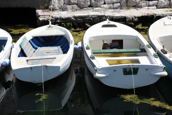 Altes weißes Holzboot — Stockfoto