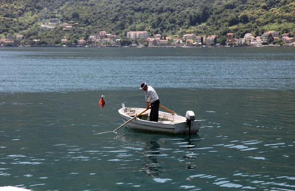 Pescatori in barca a guardare le loro reti, Perast, Montenegro . — Foto Stock