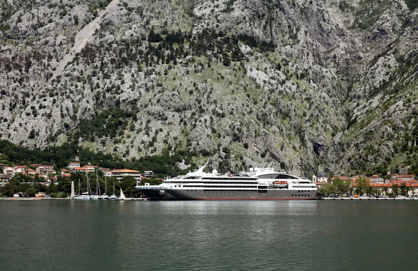 Cruiser docked in the port of Kotor in Kotor, Montenegro — Stock Photo, Image