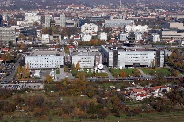 Edifício Nacional Croata de Rádio e Televisão e a cidade de Zagreb — Fotografia de Stock