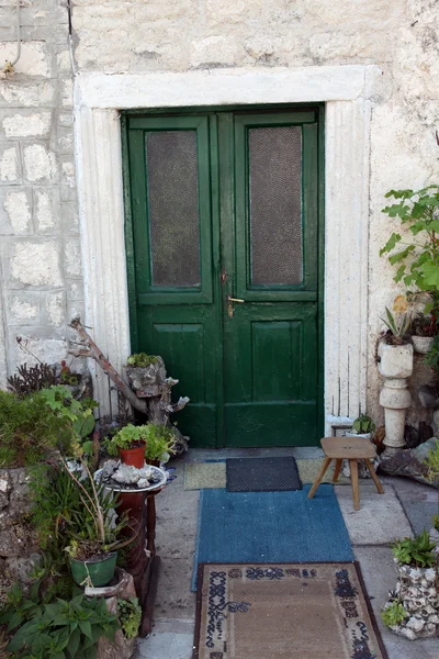 Mediterranean house with green door and flowers — Stock Photo, Image