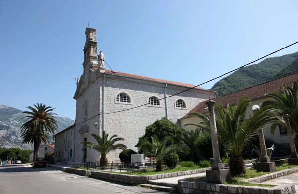 Kyrkan i lilla staden prcanj i montenegro — Stockfoto