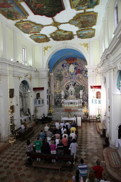 Massa för pilgrimer i den katolska kyrkan saint eustache i dobrota, montenegro — Stockfoto
