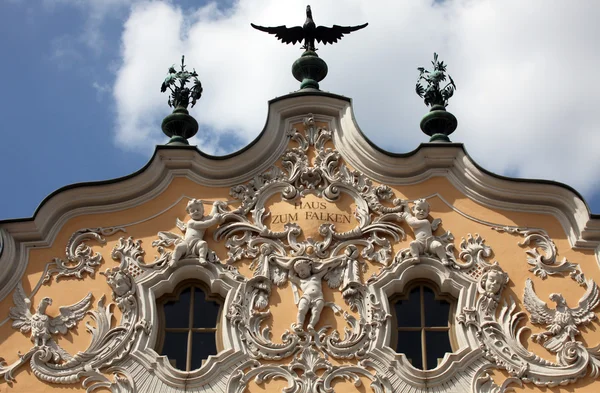 Huis van falcon, de mooiste rococo stijl gebouw in de stad in Würzburg, Duitsland — Stockfoto