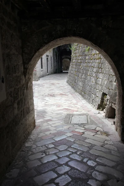A régi város Kotor Montenegró ősi arch út — Stock Fotó