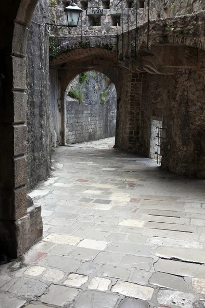 Antigua vía de arco en un casco antiguo de Kotor en Montenegro —  Fotos de Stock