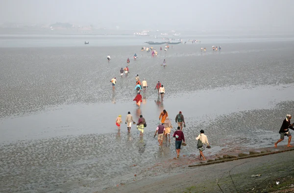 引き潮の時に川マルタで水に低くので人々 は缶詰になる町、インドの他の海岸を歩く — ストック写真