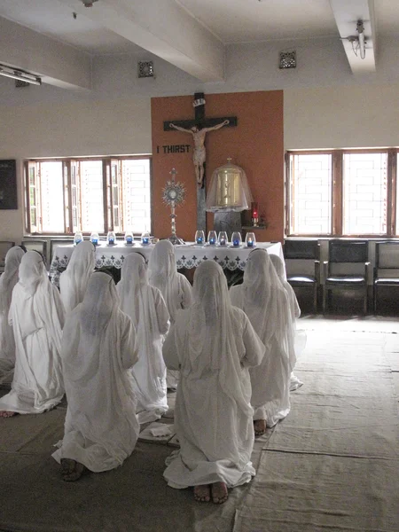 Sisters of Mother Teresa's Missionaries of Charity in prayer in the chapel of the Mother House, Kolkata — Stock Photo, Image