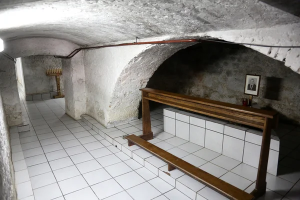 La tumba del Siervo de Dios Peter Barbaric en la Iglesia de San Aloysius en Travnik, Bosnia y Herzegovina — Foto de Stock