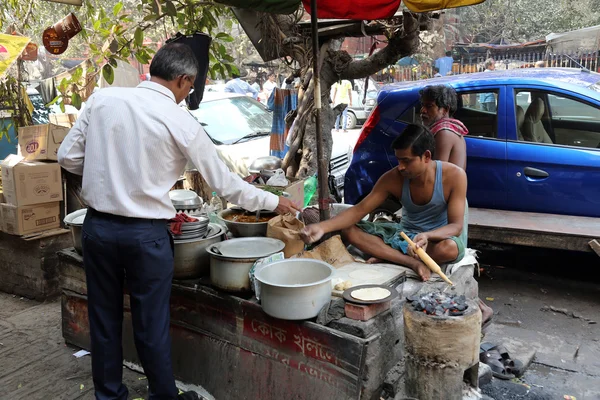 El hombre prepara comida callejera sencilla al aire libre, Kolkata, India — Foto de Stock