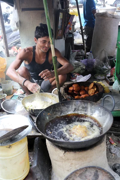 El hombre prepara comida callejera sencilla al aire libre, Kolkata, India —  Fotos de Stock