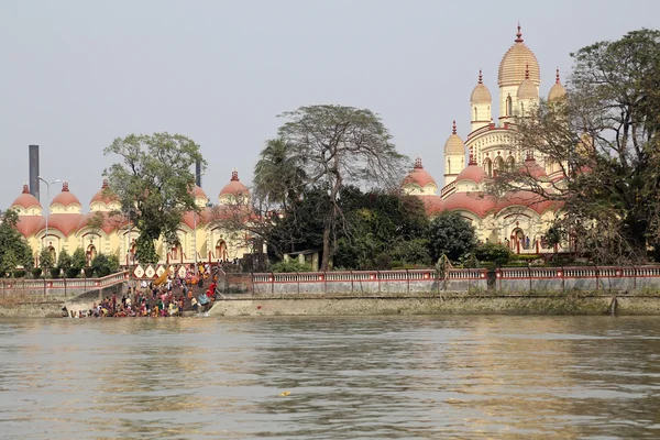 Индуисты купаются в гате возле храма Дакшинесвар Кали в Калькутте . — стоковое фото