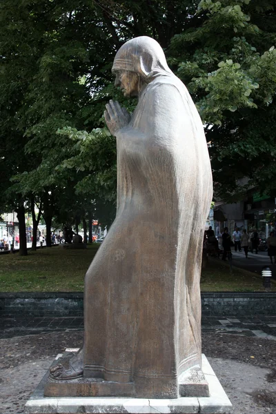 Madre Teresa monumento em Skopje, Macedônia — Fotografia de Stock