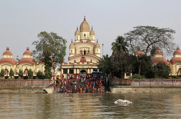 Gente hindú bañándose en el ghat cerca del templo de Dakshineswar Kali en Calcuta —  Fotos de Stock