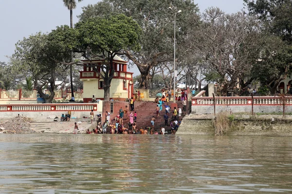 Hindoe mensen badend in de ghat in de buurt van de dakshineswar kali tempel in kolkata — Stockfoto