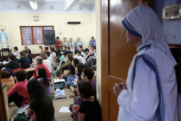 Suore delle Missionarie della Carità di Madre Teresa e volontari da tutto il mondo nella Messa nella cappella della Casa Madre, Calcutta — Foto Stock