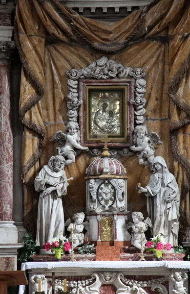 Belangrijkste altaar in de katholieke kerk van de Sint clare in kotor, montenegro — Stockfoto