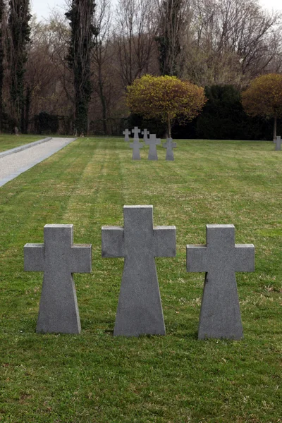 Túmulos militares alemães, cemitério de Mirogoj em Zagreb — Fotografia de Stock