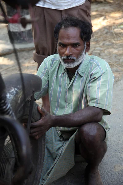 Mechanik Naprawa motocykli w baidyapur, Indie. — Zdjęcie stockowe