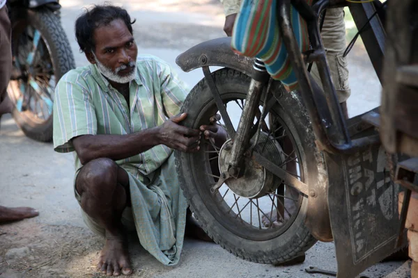 Mekanik memperbaiki sepeda motor di Baidyapur, India . — Stok Foto