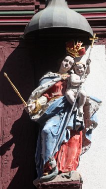 Madonna ile çocuk İsa heykeli miltenberg franconia, Bavyera, Almanya'nın ana cadde üzerinde