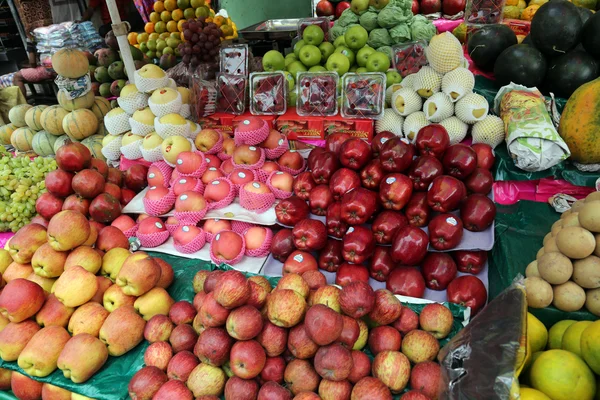 Marché de producteurs asiatiques vendant des fruits frais à Kolkata — Photo