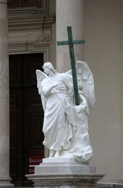 Angel statue in front of Karlskirche church in Vienna — Stock Photo, Image