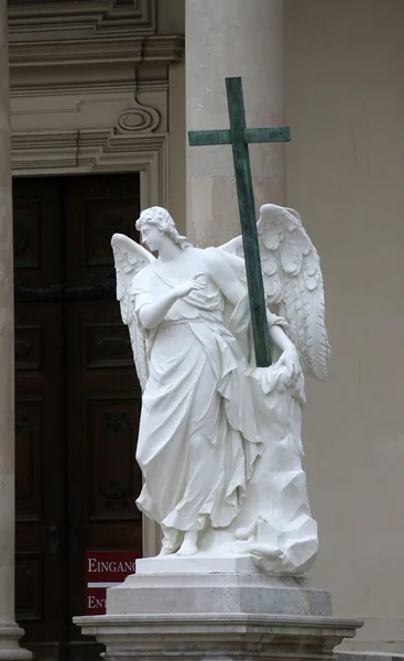 Engelsstatue vor der Karlskirche in Wien — Stockfoto