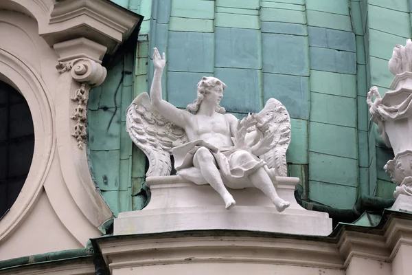 Памятник Ангелу, церковь Карлскирхе в Вене — стоковое фото