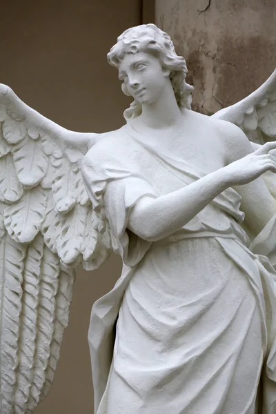 Statua dell'angelo davanti alla chiesa di Karlskirche a Vienna — Foto Stock