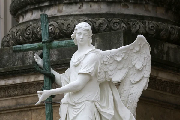 Angel statue in front of Karlskirche church in Vienna — Stock Photo, Image