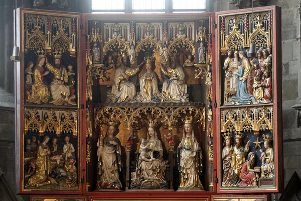 Altar in St Stephens Cathedral  in Vienna — Stock Photo, Image