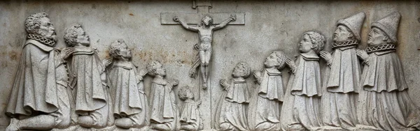 Escultura em relevo da crucificação, Catedral de Santo Estêvão em Viena — Fotografia de Stock
