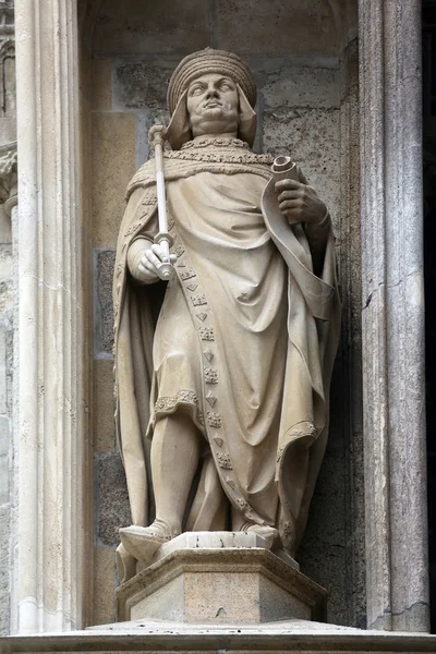 Statue of saint at St Stephens Cathedral in Vienna — Stock Photo, Image