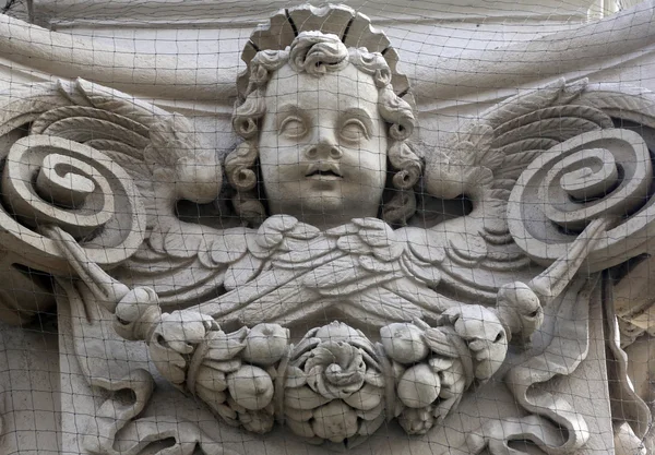 Angel on the facade of Dominican Church in Vienna — Stock Photo, Image