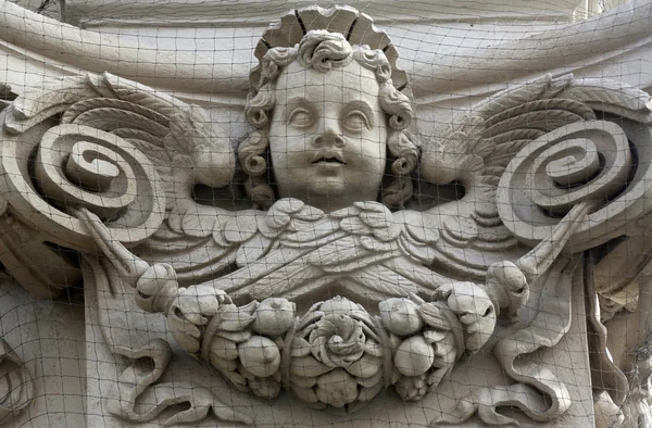 Angel op de gevel van Dominicaanse kerk in Wenen — Stockfoto