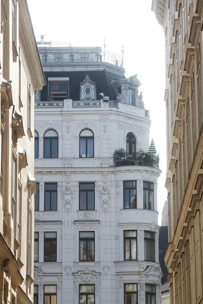 Edifício de estilo clássico vienense em Viena — Fotografia de Stock