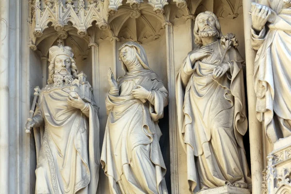 Statue dal portale ovest della chiesa gotica Maria am Gestade a Vienna — Foto Stock