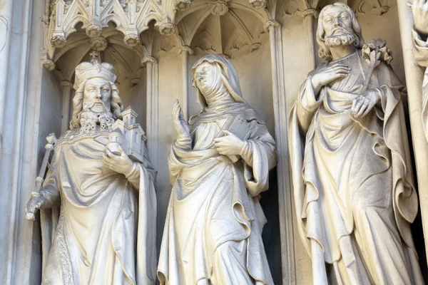 Statuen aus dem Westportal der gotischen Kirche Maria am Gestade in Wien — Stockfoto