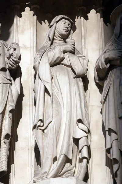 ゴシック様式の教会マリアの西の入口から聖人の像はウィーンの Gestade — ストック写真