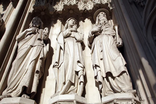 Estatuas de los Santos, iglesia Maria am Gestade en Viena — Foto de Stock