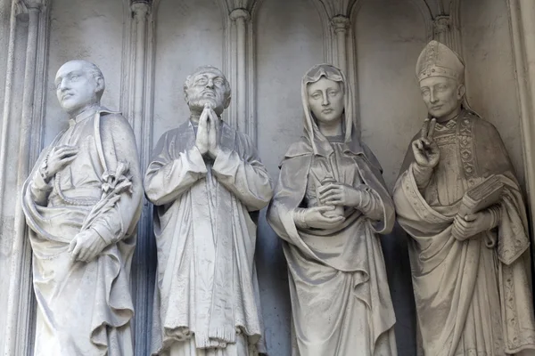Sochy světců, Maria am Gestade kostela ve Vídni — Stock fotografie