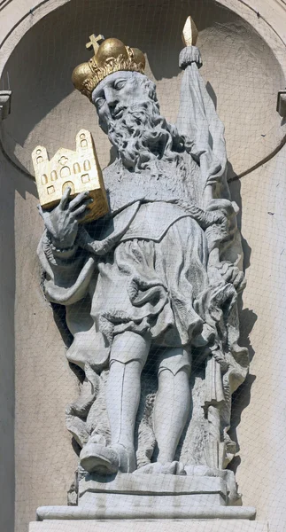 Pyhän Jeesuksen patsas jesuiittakirkossa Wienissä — kuvapankkivalokuva