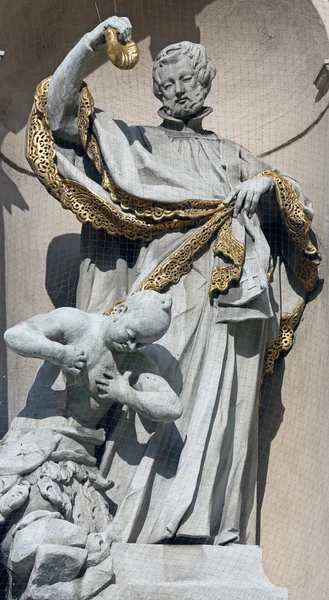 Statue de Saint sur l'église des Jésuites à Vienne — Photo
