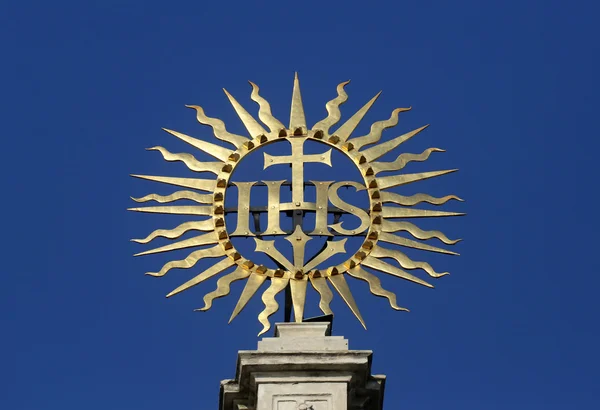 Ihs 登录在维也纳巴洛克式的耶稣会士教会 — 图库照片