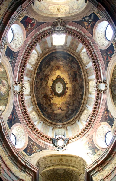 Affresco soffitto a cupola dipinta di Peterskirche a Vienna — Foto Stock