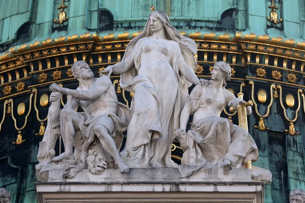 Architektonické umělecké dekorace na palác Hofburg, Vídeň — Stock fotografie