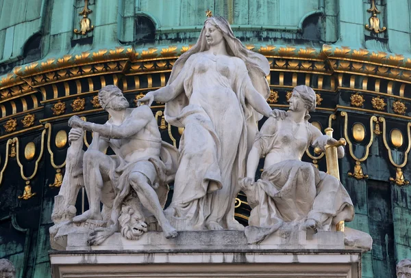 Architectural artistic decorations on Hofburg palace, Vienna — Stock Photo, Image