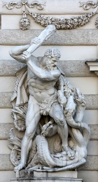 Hercules kämpar Hydra, Hofburg i Wien — Stockfoto