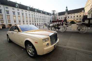 10 Ekim 2014 Viyana, Avusturya'da Hofburg Sarayı lüks Rolls Royce araba park.